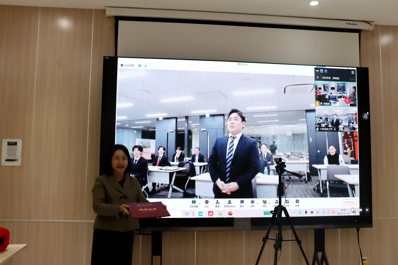 27体育365官网葛建新教授为“最佳汇报奖”成田卓巳同学颁奖