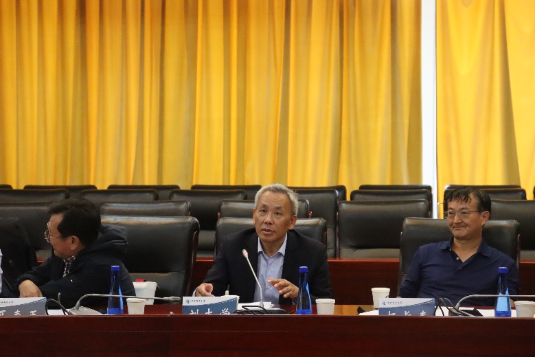 一群人坐在桌子前描述已自动生成