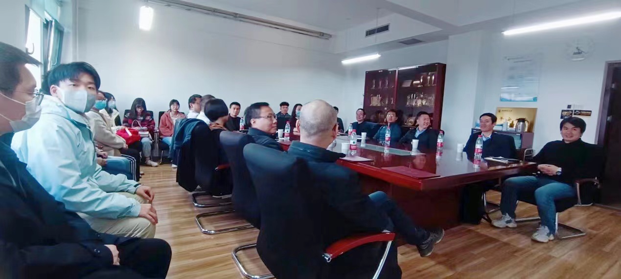 人们在房间里描述已自动生成