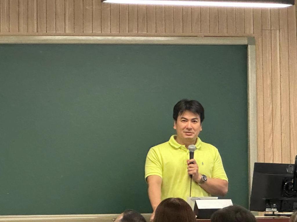 图片包含 人, 男人, 站, 女人描述已自动生成