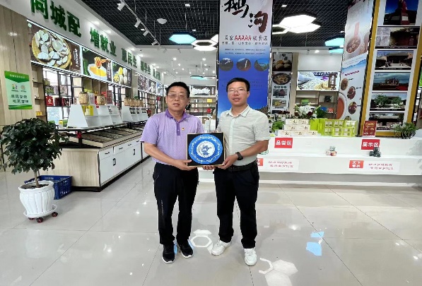 商店的玻璃窗前的人中度可信度描述已自动生成