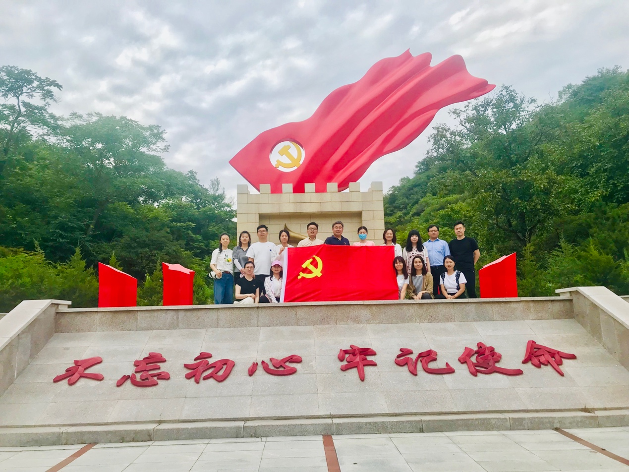 图片包含 户外, 飞行, 风筝, 山描述已自动生成