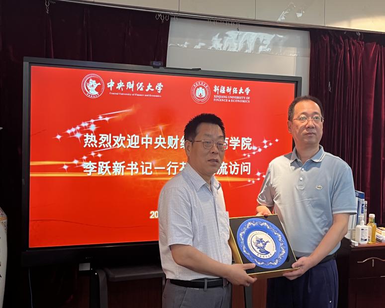 男人站在一起中度可信度描述已自动生成 男人站在一起中度可信度描述已自动生成