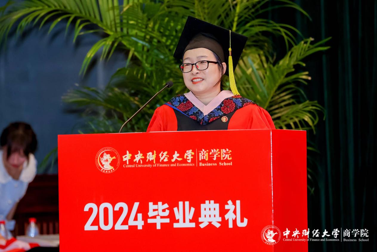 公司党委副书记杨中英